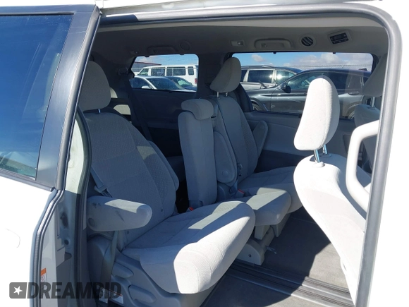2018 Toyota Sienna LE Auto Access Seat with VIN 5TDKZ3DC9JS962977, listed as a IAAI auction lot 41312680 with 107,538 mi miles. Bid and sale history available at carsss.com. Image 8.