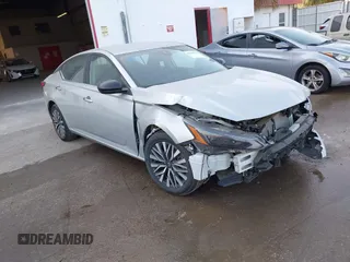2024 Nissan Altima SV z VIN 1N4BL4DV3RN375951, wystawiony jako IAAI lot #42334342 z przebiegiem 24 068 mil mil oraz . Historia ofert i sprzedaży dostępna na DreamBid. Obrazek 1.