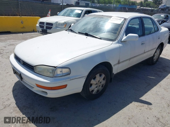 1993 Toyota Camry LE z VIN JT2SK12E0P0143650, wystawiony jako IAAI lot #42345181 z przebiegiem 264 350 mil mil oraz . Historia ofert i sprzedaży dostępna na DreamBid. Obrazek 2.