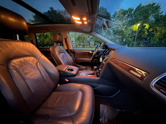 2013 Audi Q7 Premium Plus z VIN WA1LGAFE5DD001235, wystawiony jako Copart lot #56985295 z przebiegiem 183 454 mil mil oraz Czysty tytuł • Clean title. Historia ofert i sprzedaży dostępna na DreamBid. Obrazek 5.
