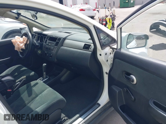 2010 Nissan Versa S z VIN 3N1BC1CP7AL457734, wystawiony jako IAAI lot #42418882 z przebiegiem 194 207 mil mil oraz . Historia ofert i sprzedaży dostępna na DreamBid. Obrazek 5.