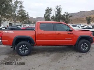 2017 Toyota Tacoma SR5 z VIN 3TMAZ5CN7HM050496, wystawiony jako IAAI lot #40958166 z przebiegiem 104 950 mil mil oraz . Historia ofert i sprzedaży dostępna na DreamBid. Obrazek 14.