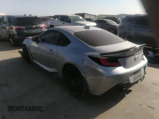 2022 Toyota 86 z VIN JF1ZNBC1XN8757012, wystawiony jako IAAI lot #41801669 z przebiegiem 74 671 mil mil oraz . Historia ofert i sprzedaży dostępna na DreamBid. Obrazek 3.