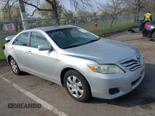 2011 Toyota Camry LE z VIN 4T1BF3EK2BU605745, wystawiony jako IAAI lot #42025820 z przebiegiem 156 094 mil mil oraz . Historia ofert i sprzedaży dostępna na DreamBid. Obrazek 1.
