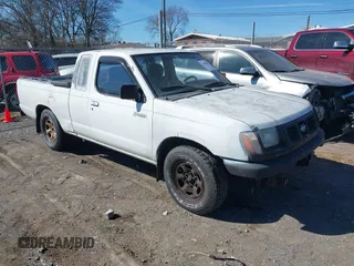 1999 Nissan Frontier XE z VIN 1N6DD26S0XC325585, wystawiony jako IAAI lot #41698620 z przebiegiem 209 973 mil mil oraz . Historia ofert i sprzedaży dostępna na DreamBid. Obrazek 1.