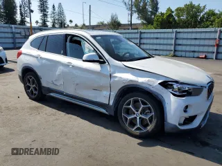 2018 BMW X1 sDrive28i z VIN WBXHU7C32J5H45283, wystawiony jako Copart lot #56382255 z przebiegiem 37 251 mil mil oraz Szkody całkowita. Historia ofert i sprzedaży dostępna na DreamBid. Obrazek 4.