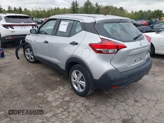 2020 Nissan Kicks S z VIN 3N1CP5BV9LL563069, wystawiony jako IAAI lot #42190584 z przebiegiem 49 080 mil mil oraz . Historia ofert i sprzedaży dostępna na DreamBid. Obrazek 3.