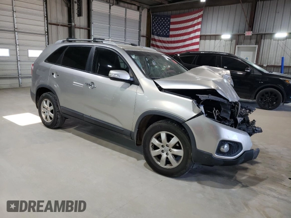 2013 Kia Sorento LX z VIN 5XYKT3A62DG348239, wystawiony jako Copart lot #52022165 z przebiegiem Nie podano mil oraz Szkoda całkowita • Salvage title. Historia ofert i sprzedaży dostępna na DreamBid. Obrazek 4.