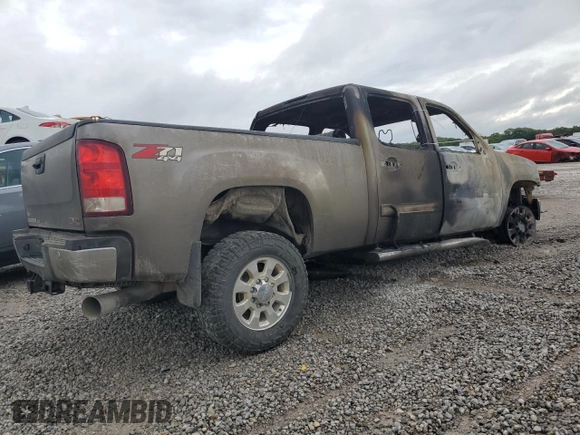 2013 GMC Sierra 2500HD SLT z VIN 1GT121E87DF171088, wystawiony jako Copart lot #69518784 z przebiegiem Nie podano mil oraz Nie do naprawy • Non repairable. Historia ofert i sprzedaży dostępna na DreamBid. Obrazek 3.