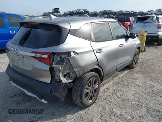 2021 Kia Seltos LX z VIN KNDEPCAAXM7136028, wystawiony jako IAAI lot #42070236 z przebiegiem 87 681 mil mil oraz . Historia ofert i sprzedaży dostępna na DreamBid. Obrazek 4.
