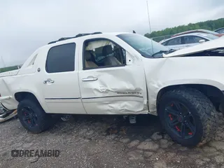 2013 Chevrolet Avalanche LTZ with VIN 3GNMCGE01DG280823, listed as a IAAI auction lot 42523302 with 193,255 mi miles and . Bid and sale history available at DreamBid. Image 13.