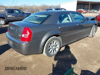 2008 Chrysler 300 z VIN 2C3LA33G58H115466, wystawiony jako IAAI lot #41353662 z przebiegiem 111 489 mil mil oraz . Historia ofert i sprzedaży dostępna na DreamBid. Obrazek 4.