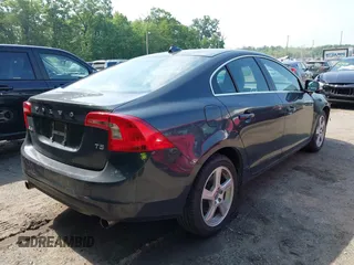 2013 Volvo S60 T5 Premier z VIN YV1612FS8D2209602, wystawiony jako IAAI lot #42226472 z przebiegiem 161 889 mil mil oraz . Historia ofert i sprzedaży dostępna na DreamBid. Obrazek 4.