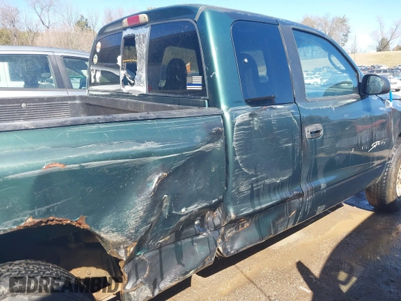 2000 Dodge Dakota with VIN 1B7GL22X1YS600067, listed as a IAAI auction lot 41671267 with 201,664 mi miles. Bid and sale history available at carsss.com. Image 6.