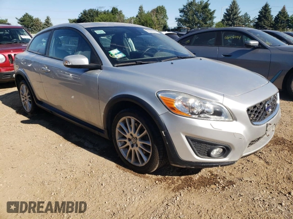 2012 Volvo C30 z VIN YV1672MK7C2281133, wystawiony jako Copart lot #66388394 z przebiegiem 98 504 mil mil oraz Szkody całkowita. Historia ofert i sprzedaży dostępna na DreamBid. Obrazek 4.