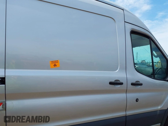 2015 Ford Transit Cargo z VIN 1FTNR2CM9FKB05431, wystawiony jako IAAI lot #42486662 z przebiegiem Nie podano mil oraz . Historia ofert i sprzedaży dostępna na DreamBid. Obrazek 8.