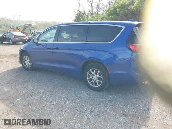 2020 Chrysler Pacifica Touring with VIN 2C4RC1FGXLR185354, listed as a IAAI auction lot 42093302 with 117,932 mi miles and . Bid and sale history available at DreamBid. Image 3.
