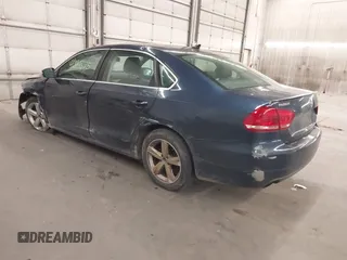 2013 Volkswagen Passat SE z VIN 1VWBH7A32DC020111, wystawiony jako IAAI lot #41889575 z przebiegiem 104 000 mil mil oraz . Historia ofert i sprzedaży dostępna na DreamBid. Obrazek 3.