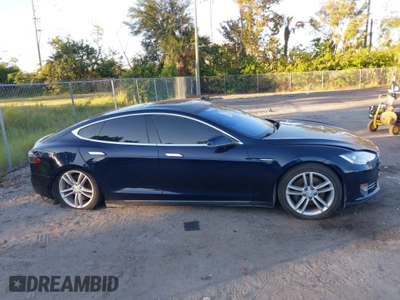 2013 Tesla Model S с VIN 5YJSA1DN9DFP06165, выставлен на аукционе IAAI как лот 40920844 с пробегом 181 342 миль миль и . История ставок и продаж доступна на DreamBid. Изображение 12.