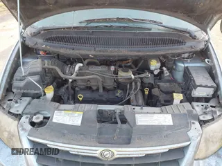 2005 Chrysler Town & Country Touring with VIN 2C4GP54L95R408571, listed as a IAAI auction lot 41792261 with 187,759 mi miles. Bid and sale history available at carsss.com. Image 10.