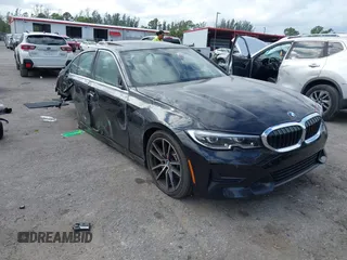 2021 BMW 3 Series 330i z VIN 3MW5R1J06M8B93781, wystawiony jako IAAI lot #41089530 z przebiegiem 27 740 mil mil oraz . Historia ofert i sprzedaży dostępna na DreamBid. Obrazek 1.