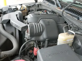 2002 GMC Sierra 1500 Denali z VIN 2GTFK69U421321155, wystawiony jako IAAI lot #41636514 z przebiegiem 171 955 mil mil oraz . Historia ofert i sprzedaży dostępna na DreamBid. Obrazek 19.