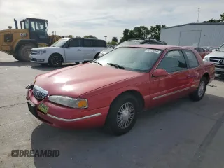 1997 Mercury Cougar z VIN 1MELM62W6VH618680, wystawiony jako Copart lot #53379985 z przebiegiem 123 474 mil mil oraz Szkody całkowita. Historia ofert i sprzedaży dostępna na DreamBid. Obrazek 1.