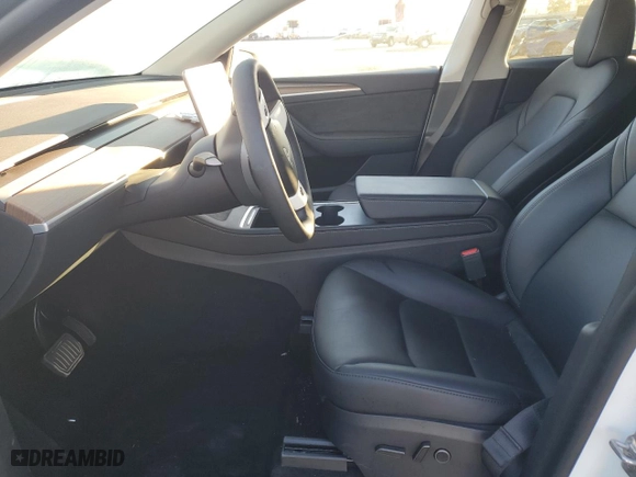 2024 Tesla Model Y with VIN 7SAYGDED1RF154851, listed as a Copart auction lot 87863255 with 5,878 mi miles and Salvage Title. Bid and sale history available at carsss.com. Image 7.