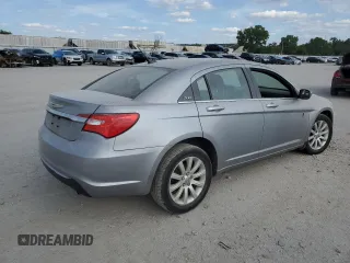 2014 Chrysler 200 Touring z VIN 1C3CCBBB0EN177211, wystawiony jako Copart lot #63526614 z przebiegiem 131 915 mil mil oraz Szkody całkowita. Historia ofert i sprzedaży dostępna na DreamBid. Obrazek 3.