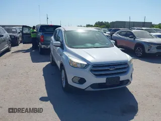 2017 Ford Escape SE z VIN 1FMCU0GD1HUA29629, wystawiony jako IAAI lot #42011986 z przebiegiem 109 080 mil mil oraz . Historia ofert i sprzedaży dostępna na DreamBid. Obrazek 1.