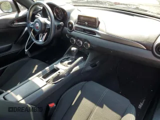 2017 FIAT 124 Spider Lusso z VIN JC1NFAEK0H0128364, wystawiony jako Copart lot #69865014 z przebiegiem 10 208 mil mil oraz Nie do naprawy. Historia ofert i sprzedaży dostępna na DreamBid. Obrazek 8.