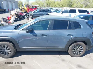 2025 Mazda CX-50 S Select z VIN 7MMVABAM9SN348045, wystawiony jako IAAI lot #42077636 z przebiegiem 2 211 mil mil oraz . Historia ofert i sprzedaży dostępna na DreamBid. Obrazek 14.