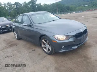2015 BMW 3 Series 320i xDrive z VIN WBA3C3G59FNS74054, wystawiony jako IAAI lot #42590270 z przebiegiem 132 316 mil mil oraz . Historia ofert i sprzedaży dostępna na DreamBid. Obrazek 1.