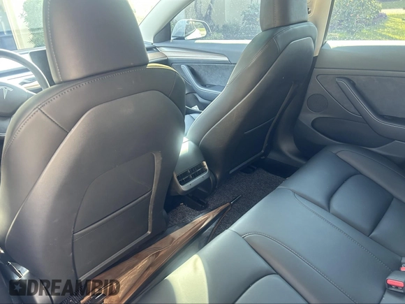 2023 Tesla Model 3 z VIN 5YJ3E1EA4PF555051, wystawiony jako IAAI lot #41500331 z przebiegiem 11 810 mil mil oraz . Historia ofert i sprzedaży dostępna na DreamBid. Obrazek 8.