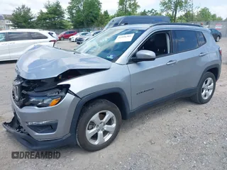2019 Jeep Compass Latitude z VIN 3C4NJDBB6KT657190, wystawiony jako IAAI lot #42196383 z przebiegiem 55 327 mil mil oraz . Historia ofert i sprzedaży dostępna na DreamBid. Obrazek 2.
