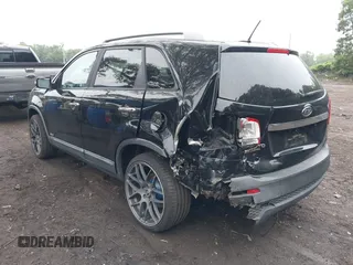 2012 Kia Sorento LX z VIN 5XYKTDA20CG218154, wystawiony jako IAAI lot #42428383 z przebiegiem 126 889 mil mil oraz . Historia ofert i sprzedaży dostępna na DreamBid. Obrazek 3.