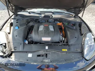 2016 Porsche Cayenne S E-Hybrid z VIN WP1AE2A23GLA17545, wystawiony jako Copart lot #58556435 z przebiegiem 136 497 mil mil oraz Szkoda całkowita • Salvage title. Historia ofert i sprzedaży dostępna na DreamBid. Obrazek 12.