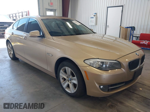 2013 BMW 5 Series 528i xDrive z VIN WBAXH5C59DDW13998, wystawiony jako IAAI lot #42239659 z przebiegiem 190 682 mil mil oraz . Historia ofert i sprzedaży dostępna na DreamBid. Obrazek 1.