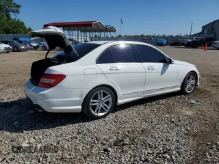 2014 Mercedes-Benz C 300 Sport z VIN WDDGF8AB1EA929598, wystawiony jako Copart lot #57787774 z przebiegiem 115 671 mil mil oraz Szkoda całkowita • Salvage title. Historia ofert i sprzedaży dostępna na DreamBid. Obrazek 3.