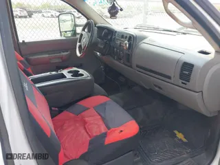 2008 Chevrolet Silverado 1500 Work Truck with VIN 1GCEC19X68Z113851, listed as a IAAI auction lot 41775750 with 227,717 mi miles. Bid and sale history available at carsss.com. Image 5.