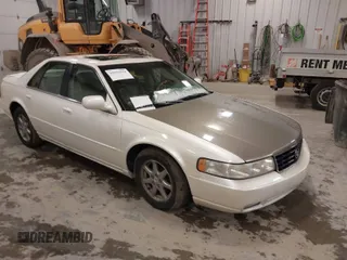 2002 Cadillac Seville Touring STS z VIN 1G6KY54942U137349, wystawiony jako IAAI lot #41991979 z przebiegiem 143 169 mil mil oraz . Historia ofert i sprzedaży dostępna na DreamBid. Obrazek 1.
