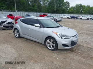 2012 Hyundai Veloster w/Gray Int z VIN KMHTC6AD5CU036042, wystawiony jako IAAI lot #42423678 z przebiegiem 132 909 mil mil oraz . Historia ofert i sprzedaży dostępna na DreamBid. Obrazek 1.