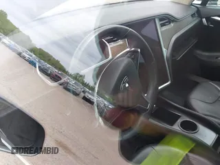 2013 Tesla Model S с VIN 5YJSA1CN1DFP08848, выставлен на аукционе IAAI как лот 42300243 с пробегом Не указан миль и . История ставок и продаж доступна на DreamBid. Изображение 14.
