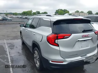 2020 GMC Terrain SLT z VIN 3GKALPEV6LL136556, wystawiony jako IAAI lot #42228618 z przebiegiem 85 070 mil mil oraz . Historia ofert i sprzedaży dostępna na DreamBid. Obrazek 3.