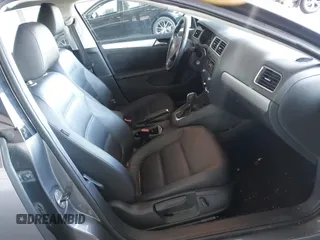2013 Volkswagen Jetta SE z VIN 3VWDX7AJ3DM254962, wystawiony jako IAAI lot #41753707 z przebiegiem 125 225 mil mil oraz . Historia ofert i sprzedaży dostępna na DreamBid. Obrazek 5.