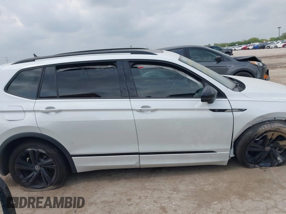 2024 Volkswagen Tiguan SE R-Line Black z VIN 3VVCB7AX3RM111987, wystawiony jako IAAI lot #42148019 z przebiegiem 6 455 mil mil oraz . Historia ofert i sprzedaży dostępna na DreamBid. Obrazek 13.