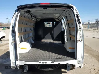 2024 Chevrolet Express Cargo z VIN 1GCWGAFP8R1271654, wystawiony jako Copart lot #50373785 z przebiegiem 3 947 mil mil oraz Czysty tytuł • Clean title. Historia ofert i sprzedaży dostępna na DreamBid. Obrazek 6.