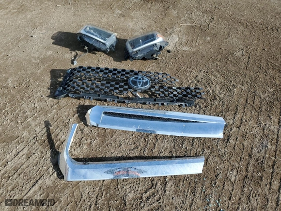 2018 Toyota Tundra 4WD SR5 with VIN 5TFDW5F14JX729463, listed as a Copart auction lot 49533295 with 136,657 mi miles and Salvage Title. Bid and sale history available at carsss.com. Image 14.
