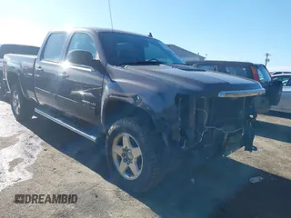 2011 GMC Sierra 2500HD SLT z VIN 1GT121E87BF179897, wystawiony jako IAAI lot #41239566 z przebiegiem 147 739 mil mil oraz . Historia ofert i sprzedaży dostępna na DreamBid. Obrazek 1.