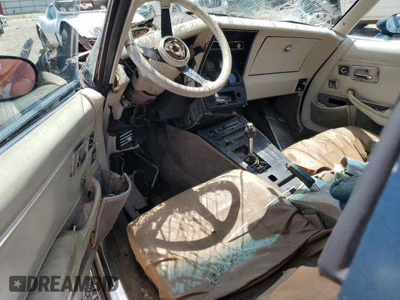 1980 Chevrolet Corvette z VIN 1Z878AS407077, wystawiony jako Copart lot #55312454 z przebiegiem Nie podano mil oraz Szkoda całkowita • Salvage title. Historia ofert i sprzedaży dostępna na DreamBid. Obrazek 8.
